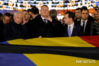 루마니아 혁명 30주년, 시민들과 행진하는 요하니스 대통령