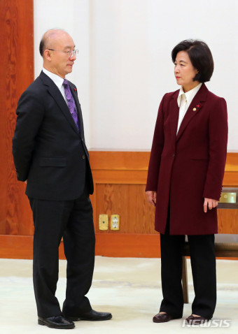 대화하는 추미애 신임 법무부 장관과 김조원 민정수석