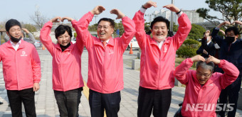 퍼포먼스 선보이는 미래한국당 전북출신 비례대표 후보들