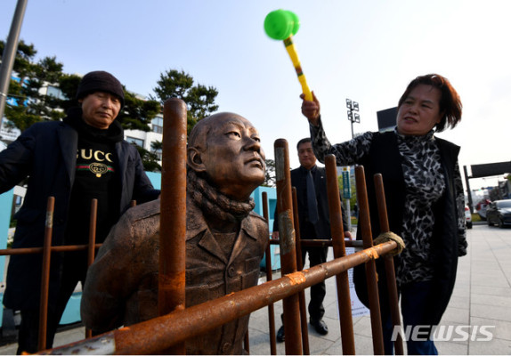 무릎 꿇은 전두환 동상, 광주로 옮겨졌다 | 포토뉴스