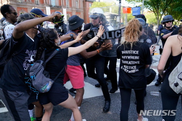 경찰과 충돌하는 플로이드 시위대 | 포토뉴스