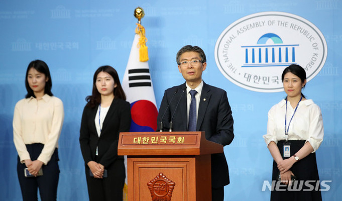 시대전환 조정훈 국회의원, 보좌진과 기자회견 | 포토뉴스