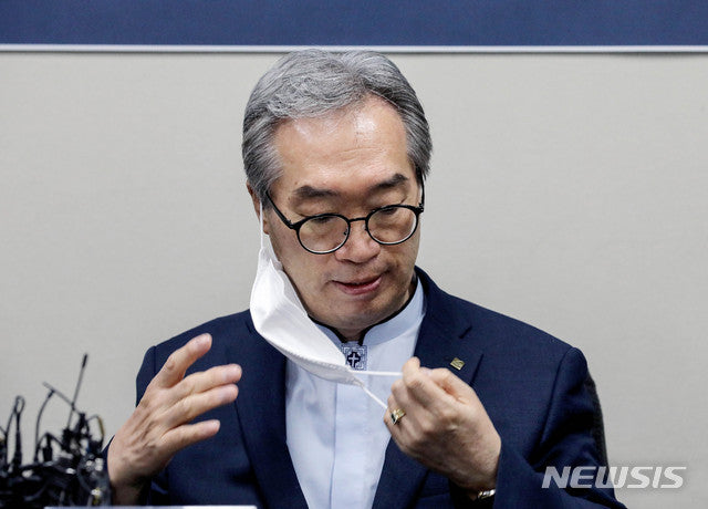 마스크 벗는 김태영 한교총 대표회장