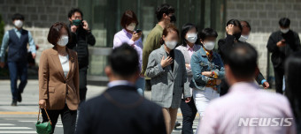 '5월 2일부터 실외 마스크 착용 의무화 해제'