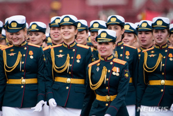 러시아 전승절 열병식, 웃음 짓는 여군들