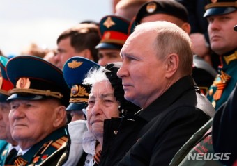 전승절 기념 열병식 관람하는 푸틴 대통령