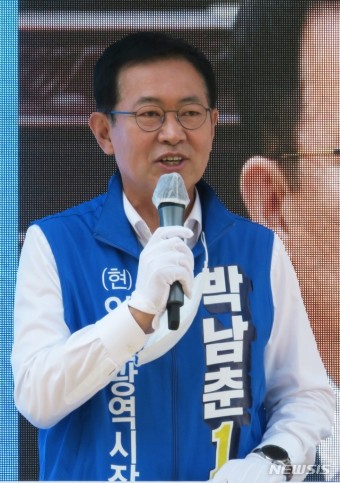 ‘지선 D-1’ 주민들에게 지지 호소하는 박남춘