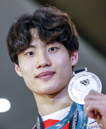 '세계선수권 은메달' 황선우, 수영연맹 포상금 2000만원