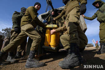 골란고원서 탄약 하역하는 이스라엘 병사들