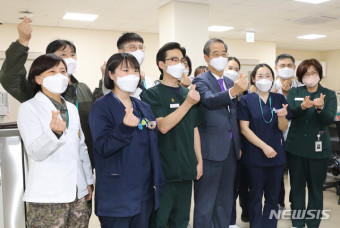 국군수도병원 관계자들과 기념촬영하는 한덕수 총리