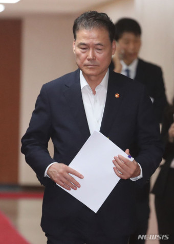 국무회의 참석하는 김영호 통일부 장관
