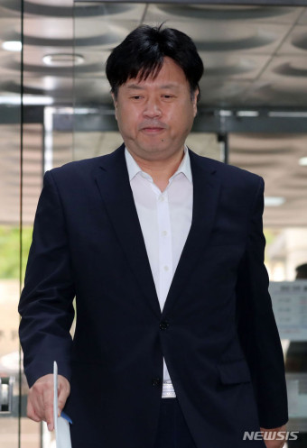 법정 들어서는 김용 전 민주연구원 부원장
