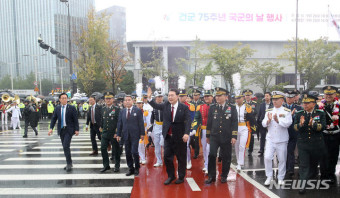 75주년 국군의 날 시가행진 참여한 윤 대통령