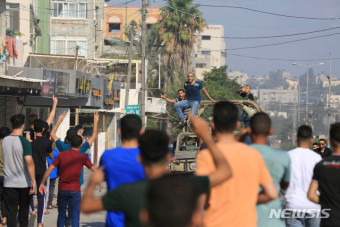 이스라엘군 차에 올라 환호하는 팔레스타인 주민들