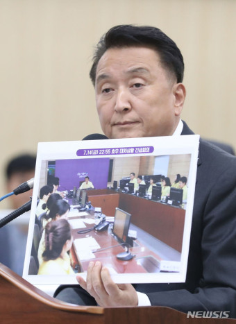 오송지하차도 참사 관련 회의사진 들어보이는 김영환 충북지사