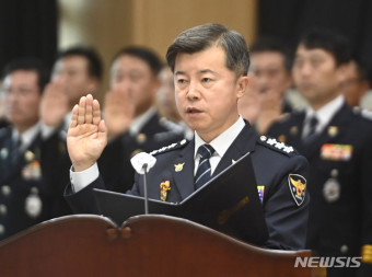 증인 선서하는 홍기현 경기남부경찰청장
