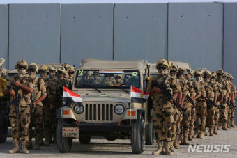 라파 국경 검문소 경비하는 이집트 군인들