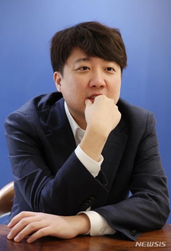 인터뷰 하는 이준석 개혁신당 정강정책위원장