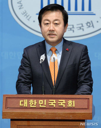 기자회견하는 김용남 개혁신당 전략기획위원장