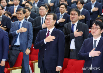 국민의례 하는 박성재 신임 법무부 장관