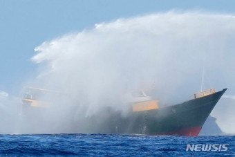 중국 해양경비대로부터 물대포 맞는 필리핀 선박
