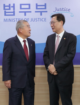 이기수 한국법학원장과 대화하는 박성재 법무부 장관