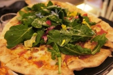 벚꽃축제 열기에 블랙스미스 ‘꽃피자’ 인기 상승