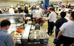 경기침체로 치킨,피자도 찬밥...구내식당만 호황