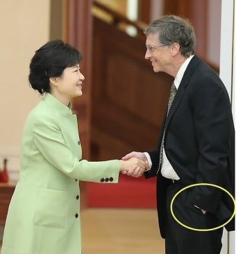 오바마, 박 대통령과 두 손 모아 악수‥