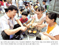 ‘학교종이 땡땡땡’ 전 가족 관람객 발길 줄이어…”추억의 학교로 휴가 떠나요”