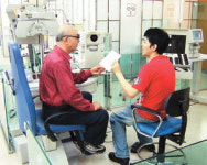 독거노인에 돋보기 1만개 무료로 배포… 광주 E―안경백화점 이정철 대표