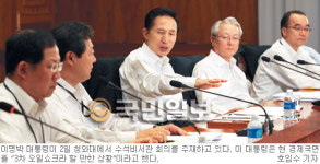 강경… 유연… 靑 촛불대응 두 목소리