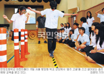 [최초 음주나이 ‘13.4세’ 시대 초등생 예방교육] 고글 쓰고 뒤뚱뒤뚱… “술은 마약”