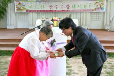 씨스팜, 독거노인에게 글루코사민 지원