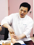 발혈치유로 매년 90명이상 전도 전대박 전도사 “예수님이 발 씻기 듯 마사지 해 마음 열어요”