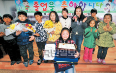 폐교 위기 속 ‘나홀로 졸업식’… 전교생 11명과 아쉬운 작별