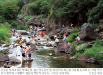 [명품 피서지 경북으로 오이소-의성] 2㎞ 빙계계곡 바위굴, 삼복더위에도 등골이 오싹∼