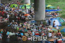 외곽순환고속도로 아래서 피서