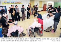 부산 사하구 미용사회·구청 직원 합동 어르신들에 미용 봉사+색소폰 공연
