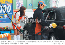 기름값 100원 인하 첫날… “밑지고 못팔아” 일부 자영주유소 인하 거부 ‘혼선’
