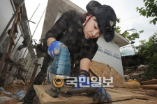‘처녀목수’ 최문정씨, 초원위 그림같은 교회를 짓다