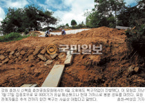 수해 공원묘지 아직 ‘복구중’… 석축 쓸려가고 유골 유실