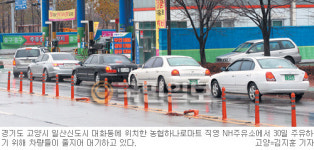 ‘알뜰 주유’ 일산 NH주유소… “100원 싸다”입소문에 車 쉴새 없이 몰려들어