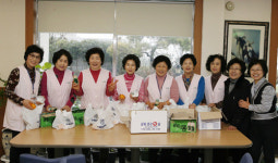 동산병원 자원봉사자들 호스피스 환우들에 설 선물 전달
