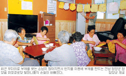 ‘경로당 소일거리’ 용돈 생겨 좋아요… 전남 장성군, 한지부채 만들기·친환경 비누 제작 등 사업 지원