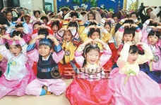경로당 찾은 아이들… “할아버지·할머니 사랑해요”