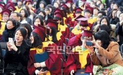 부모와 나란히 앉아 색다른 졸업식