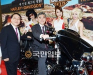 할리데이비슨 오토바이 탄 성김대사