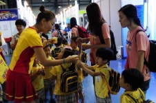 [2013 베이비·키즈페어] “복숭아 아이스티 시원하게 마셔요. 어린이들!”