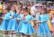 재한몽골학교 학생들의 춤 공연